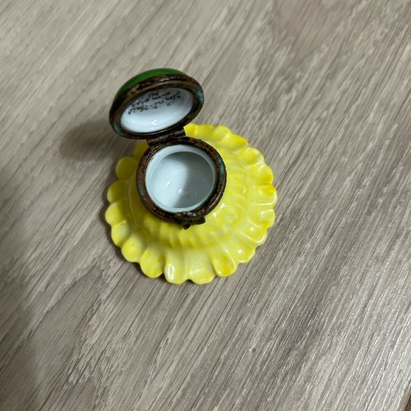 Limoges France Handpainted Yellow Daisy Trinket Box. 2” W x 1 1/8” H. No chips - Picture 3 of 8